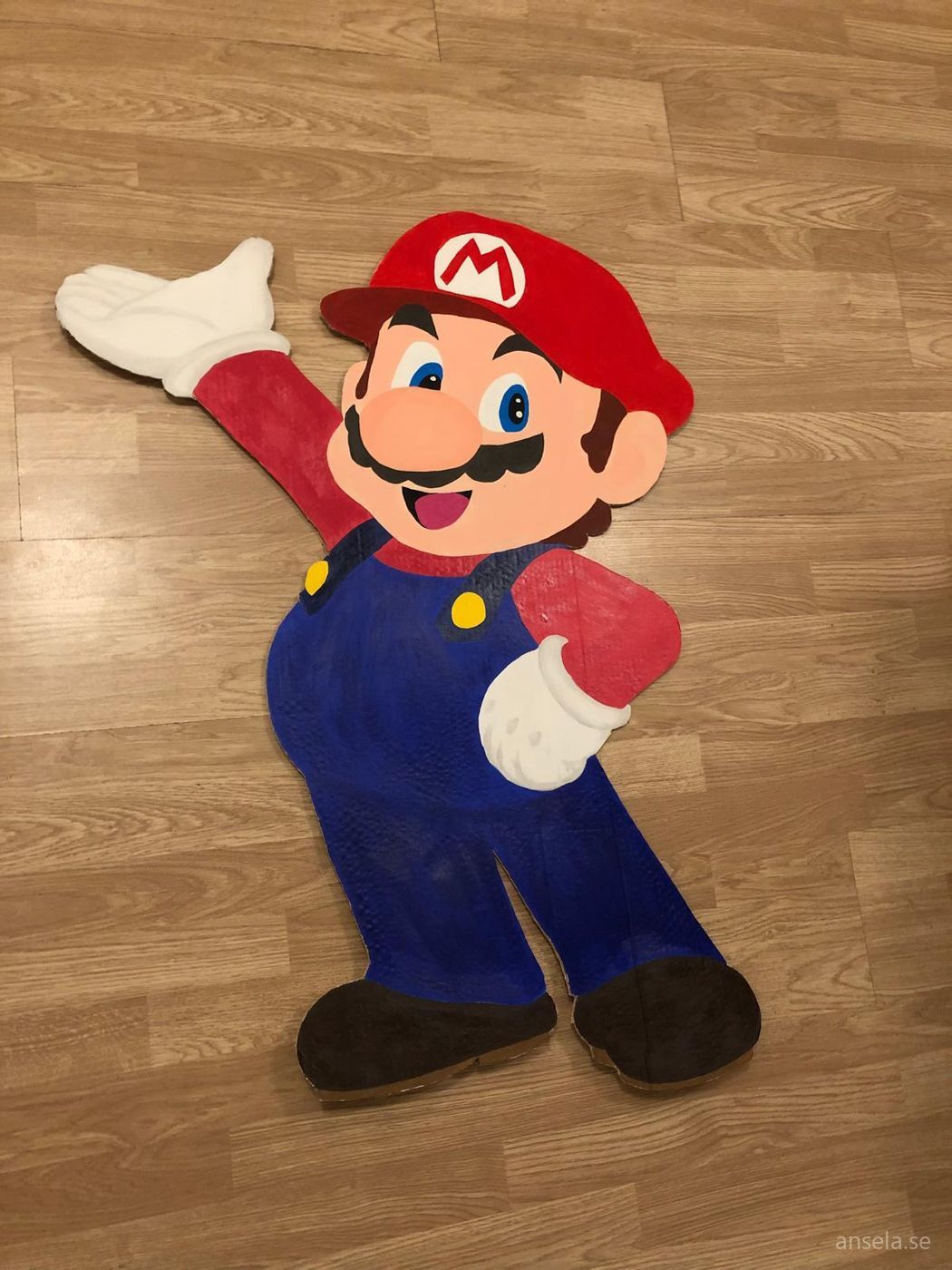 Stor handmålad Mario-figur i kartong