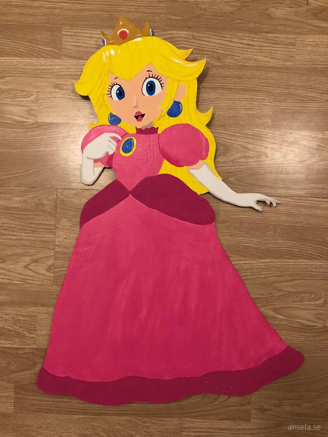 Handmålad prinsessfigur i rosa klänning i kartong